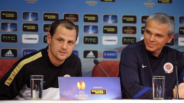 Záložník Marek Matějovský (vlevo) a trenér Vítězslav Lavička na středeční tiskové konferenci před utkáním Evropské ligy mezi Spartou a Chelsea. Záložník Marek Matějovský (vlevo) a trenér Vítězslav Lavička na středeční tiskové konferenci před utkáním Evropské ligy mezi Spartou a Chelsea.
