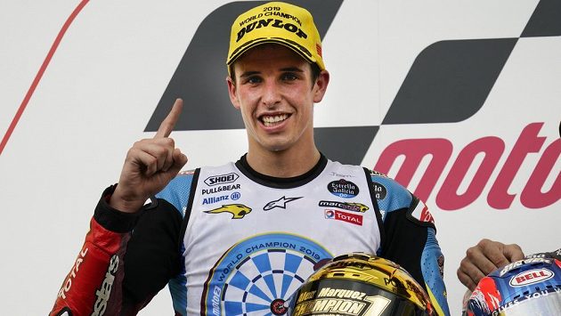 Španělský motocyklista Álex Márquez slaví mistrovský titul v kategorii Moto2. Španělský motocyklista Álex Márquez slaví mistrovský titul v kategorii Moto2.