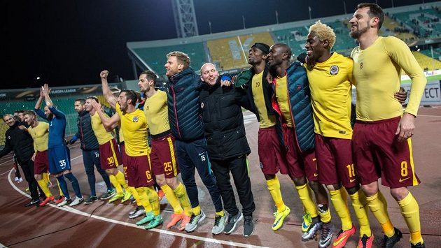 Oslavy postupu do osmifinále EL v podání sparťanských hráčů na stadiónu v Krasnodaru. Oslavy postupu do osmifinále EL v podání sparťanských hráčů na stadiónu v Krasnodaru.