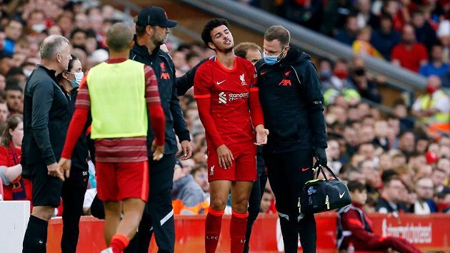 Fotbalistům Liverpoolu bude v úvodním utkání nového ročníku anglické ligy v sobotu v Norwichi chybět záložník Curtis Jones. Důvodem jsou preventivní opatření kvůli otřesu mozku. Fotbalistům Liverpoolu bude v úvodním utkání nového ročníku anglické ligy v sobotu v Norwichi chybět záložník Curtis Jones. Důvodem jsou preventivní opatření kvůli otřesu mozku.