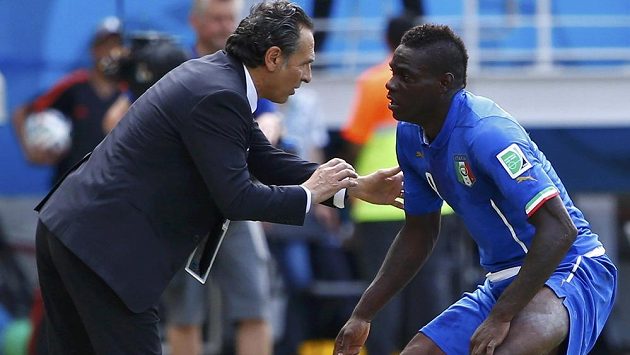 Cesare Prandelli ještě jako kouč iltalské reprezentace uděluje pokyny Mario Balotellimu. Cesare Prandelli ještě jako kouč iltalské reprezentace uděluje pokyny Mario Balotellimu.