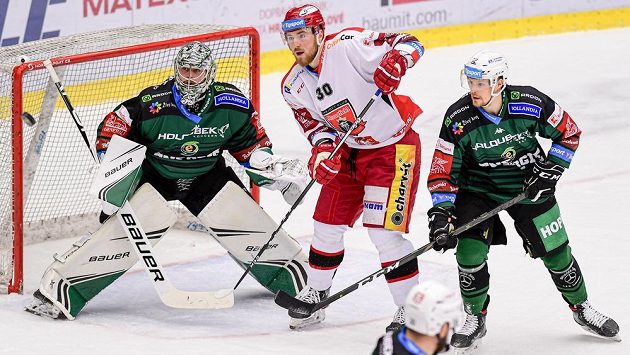 Zleva brankář Karlových Varů Filip Novotný, Jakub Lev z Hradce Králové a Dávid Gríger. Zleva brankář Karlových Varů Filip Novotný, Jakub Lev z Hradce Králové a Dávid Gríger.