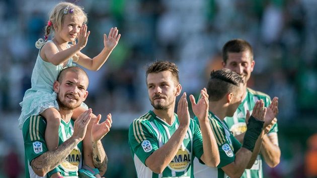 Zleva střelci Bohemians David Bartek a Milan Jirásek po výhře nad Karvinou. Zleva střelci Bohemians David Bartek a Milan Jirásek po výhře nad Karvinou.