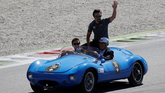 Fernando Alonso zdraví fanoušky v Monze. Fernando Alonso zdraví fanoušky v Monze.