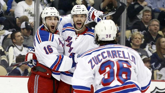 Útočníci Rangers Brassard (vlevo) s Pouliotem oslavují v první třetině gól do sítě Penguins. Útočníci Rangers Brassard (vlevo) s Pouliotem oslavují v první třetině gól do sítě Penguins.