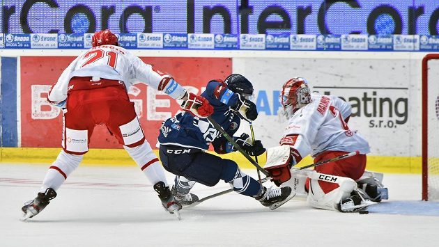 Zleva Martin Marinčin z Třince, Martinš Dzierkals z Plzně a brankář Třince Marek Mazanec. Zleva Martin Marinčin z Třince, Martinš Dzierkals z Plzně a brankář Třince Marek Mazanec.