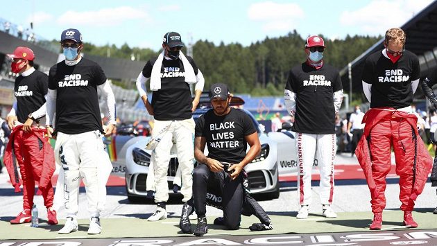 Jezdci formule 1 podpořili boj proti rasismu. Jezdci formule 1 podpořili boj proti rasismu.