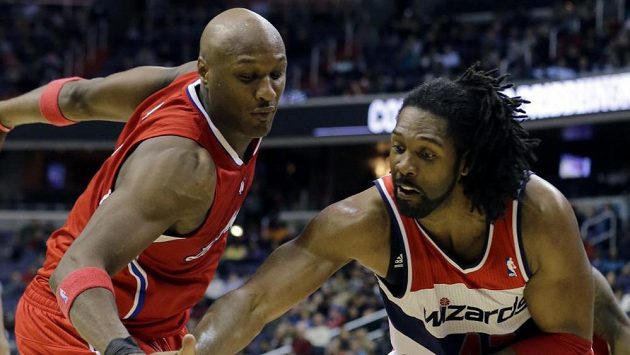 Lamar Odom z Los Angeles Clippers(vlevo) v souboji s Nenem z Washingtonu Wizards. Lamar Odom z Los Angeles Clippers(vlevo) v souboji s Nenem z Washingtonu Wizards.