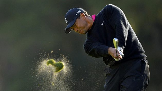 Americký golfista Tiger Woods na 18. jamce turnaje v Sherwood Country Club. Americký golfista Tiger Woods na 18. jamce turnaje v Sherwood Country Club.