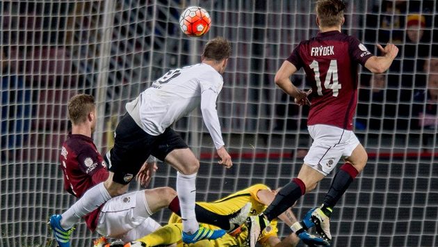 Plzeňský útočník Michael Krmenčík střílí gól na 2:0 při utkání na Spartě. Plzeňský útočník Michael Krmenčík střílí gól na 2:0 při utkání na Spartě.