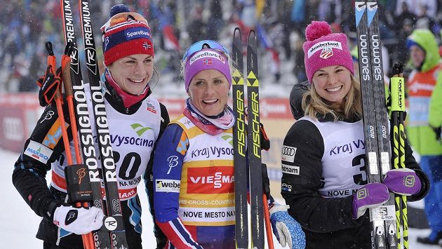 Nejlepší tři ženy závodu volnou technikou na 10 km v Novém Městě na Moravě: zleva Astridt Jacobsenová, Therese Johaugová a Jessica Digginsová. Nejlepší tři ženy závodu volnou technikou na 10 km v Novém Městě na Moravě: zleva Astridt Jacobsenová, Therese Johaugová a Jessica Digginsová.