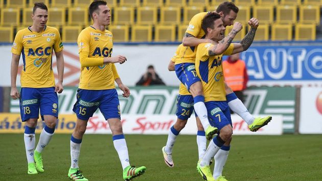 Zprava střelec gólu Martin Fillo, Tomáš Vondrášek, Aleksandar Šušnjar a Michal Jeřábek z Teplic se radují. Zprava střelec gólu Martin Fillo, Tomáš Vondrášek, Aleksandar Šušnjar a Michal Jeřábek z Teplic se radují.