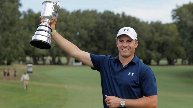Americký golfista Jordan Spieth s trofejí pro vítěze Australian Open. Americký golfista Jordan Spieth s trofejí pro vítěze Australian Open.