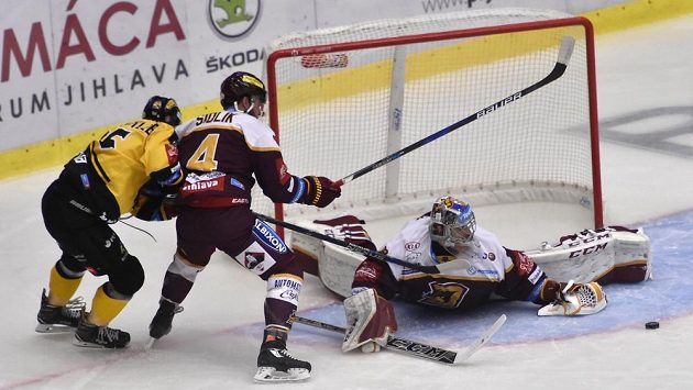 Zleva Richard Nejezchleb z Litvínova, Petr Šidlík z Jihlavy a brankář Jihlavy Jakub Škarek. Zleva Richard Nejezchleb z Litvínova, Petr Šidlík z Jihlavy a brankář Jihlavy Jakub Škarek.