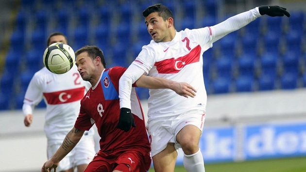 Antonín Fantiš (vlevo) z českého celku a Emrah Bassan z Turecka v přátelském utkání v Plzni. Antonín Fantiš (vlevo) z českého celku a Emrah Bassan z Turecka v přátelském utkání v Plzni.