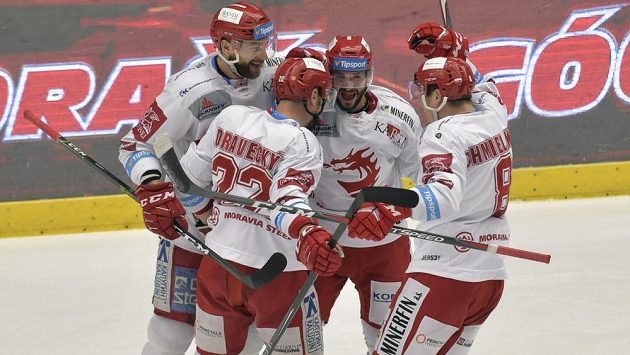 Po Liberci se do finále extraligy dostali i hokejisté Třince, na snímku se radují z třetího gólu v plzeňské síti. Vstřelil ho Vladimír Dravecký (druhý zleva). Po Liberci se do finále extraligy dostali i hokejisté Třince, na snímku se radují z třetího gólu v plzeňské síti. Vstřelil ho Vladimír Dravecký (druhý zleva).