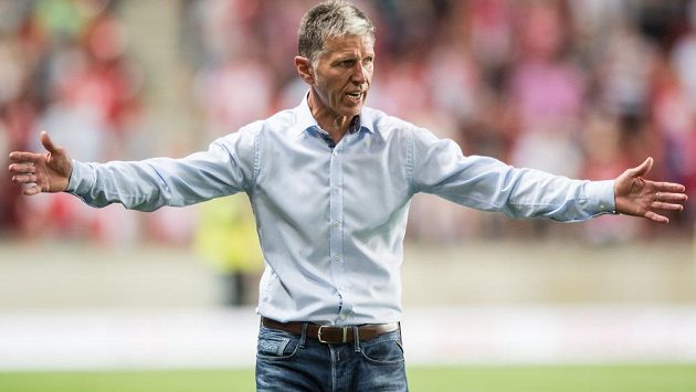 Co mám dělat? Jakoby signalizovaly roztažené ruce trenéra Slavie Jaroslava Šilhavého. Co mám dělat? Jakoby signalizovaly roztažené ruce trenéra Slavie Jaroslava Šilhavého.
