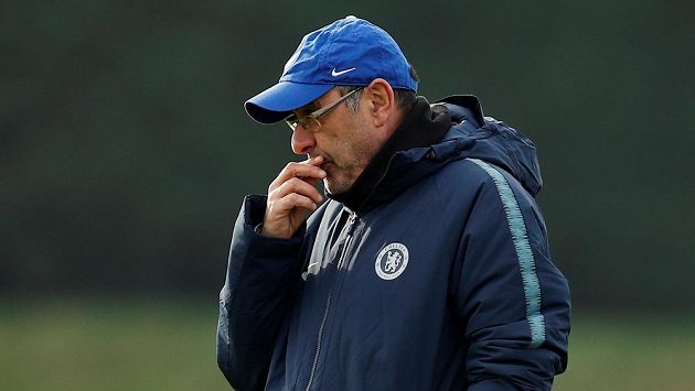 Zamyšlený italský kouč Marizio Sarri na tréninku Chelsea. Zamyšlený italský kouč Marizio Sarri na tréninku Chelsea.