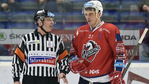 Kanonýr a kapitán Pardubic Petr Sýkora v rozhovoru s rozhodčím. Jako by sudí říkal: "Pánové, body musíte uhrát sami." Kanonýr a kapitán Pardubic Petr Sýkora v rozhovoru s rozhodčím. Jako by sudí říkal: "Pánové, body musíte uhrát sami."