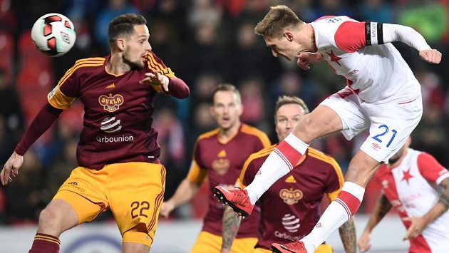 Milan Škoda ze Slavie střílí úvodní gól utkání proti Dukle. Vlevo obránce Dukly Mario Holek. Milan Škoda ze Slavie střílí úvodní gól utkání proti Dukle. Vlevo obránce Dukly Mario Holek.