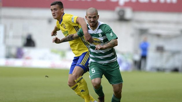 Zleva Lukáš Holík ze Zlína a David Bartek z Bohemians v utkání osmého kola fotbalové ligy. Zleva Lukáš Holík ze Zlína a David Bartek z Bohemians v utkání osmého kola fotbalové ligy.
