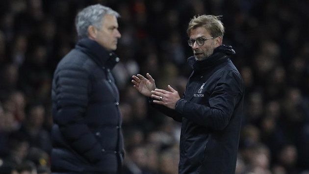 Trenéři Liverpoolu a Manchesteru United. Vpravo tleskají kouč Reds Jürgen Klopp, vlevo zadumaný lodivod Rudých ďáblů José Mourinho. Trenéři Liverpoolu a Manchesteru United. Vpravo tleskají kouč Reds Jürgen Klopp, vlevo zadumaný lodivod Rudých ďáblů José Mourinho.