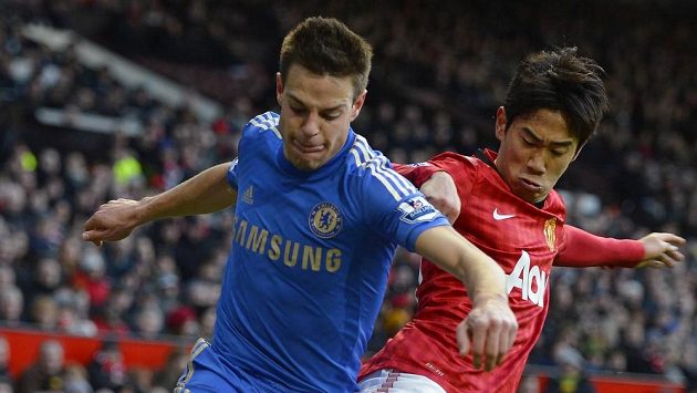 Obránce Chelsea Cezar Azpilicueta v souboji se Šindžim Kagawou (vpravo) z Manchesteru United. Obránce Chelsea Cezar Azpilicueta v souboji se Šindžim Kagawou (vpravo) z Manchesteru United.