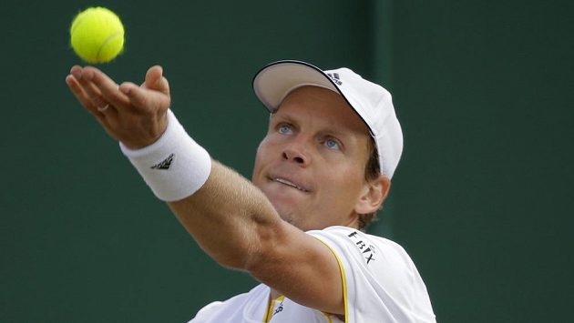 Tomáš Berdych při osmifinále Wimbledonu s Rakušanem Dominikem Thiemem. Tomáš Berdych při osmifinále Wimbledonu s Rakušanem Dominikem Thiemem.