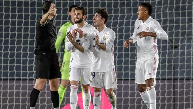 Zklamaní fotbalisté Realu Madrid diskutují s rozhodčím během utkání španělské ligy. Zklamaní fotbalisté Realu Madrid diskutují s rozhodčím během utkání španělské ligy.
