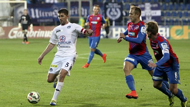 Veliče Šumulikoského ze Slovácka (vlevo) stíhají Daniel Kolář (uprostřed) a David Limberský z Plzně. Veliče Šumulikoského ze Slovácka (vlevo) stíhají Daniel Kolář (uprostřed) a David Limberský z Plzně.