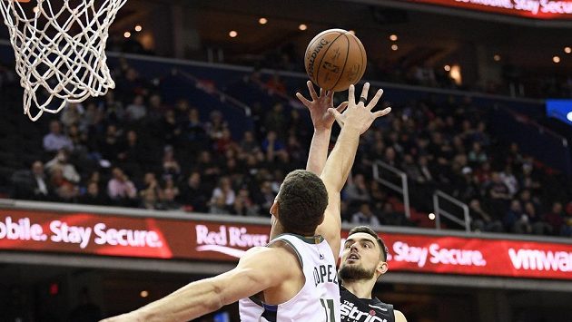 Tomáš Satoranský v dresu Washingtonu střílí přes pivota Milwaukee Brooka Lopeze v zápase NBA, ve kterém si jako první Čech v historii připsal trple double. Tomáš Satoranský v dresu Washingtonu střílí přes pivota Milwaukee Brooka Lopeze v zápase NBA, ve kterém si jako první Čech v historii připsal trple double.