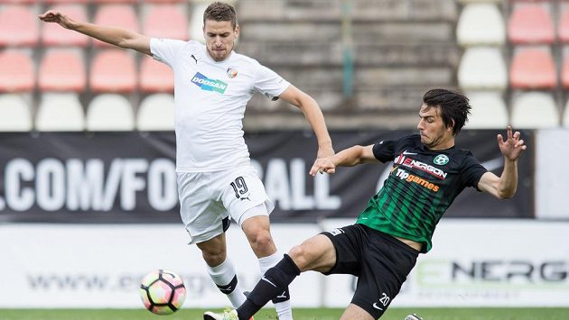 Jan Kovařík z Viktorie Plzeň (vlevo) a Jaroslav Tregler z Příbrami. Jan Kovařík z Viktorie Plzeň (vlevo) a Jaroslav Tregler z Příbrami.