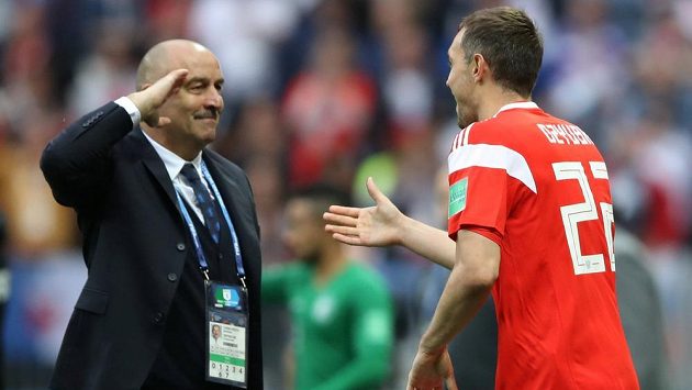 Ruský kouč Stanislav Čerčesov salutuje střelci třetího gólu domácích Artěmu Dzjubovi. Rusko vedlo nad Saúdskou Arábií 3:0. Ruský kouč Stanislav Čerčesov salutuje střelci třetího gólu domácích Artěmu Dzjubovi. Rusko vedlo nad Saúdskou Arábií 3:0.