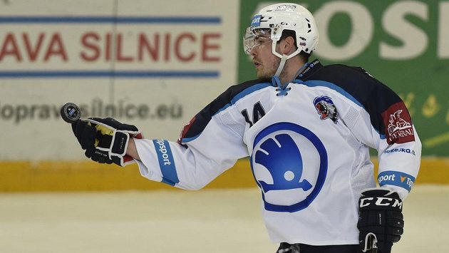 Plzeňský obránce Peter Čerešňák se snaží zkrotit puk během extraligového utkání v Brně. Plzeňský obránce Peter Čerešňák se snaží zkrotit puk během extraligového utkání v Brně.