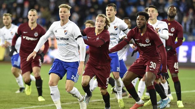 V popředí zleva Václav Procházka z Ostravy, Matěj Hanousek a Benjamin Tetteh ze Sparty. V popředí zleva Václav Procházka z Ostravy, Matěj Hanousek a Benjamin Tetteh ze Sparty.