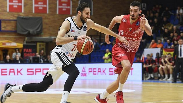 Zleva Vojtěch Hruban z Nymburka, Marc García z Fuenlabrady. Zleva Vojtěch Hruban z Nymburka, Marc García z Fuenlabrady.