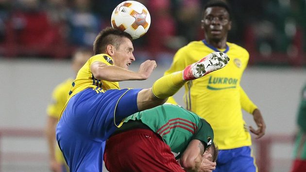 Lukáš Železník (vlevo) v tvrdém souboji s Dmitrijem Tarasovem. Lukáš Železník (vlevo) v tvrdém souboji s Dmitrijem Tarasovem.