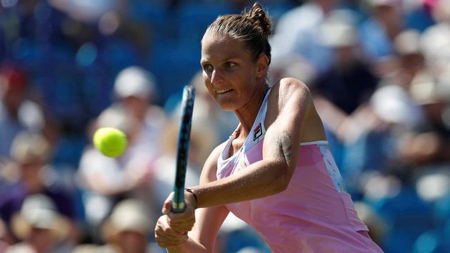 Česká tenistka Karolína Plíšková v akci na turnaji v Eastbourne. Česká tenistka Karolína Plíšková v akci na turnaji v Eastbourne.