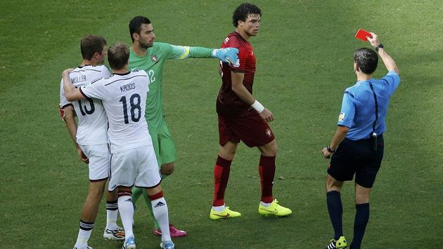 Rozhodčí Milorad Mažič (vpravo) ukazuje červenou kartu Portugalci Pepemu (uprostřed) v utkání MS s Německem. Rozhodčí Milorad Mažič (vpravo) ukazuje červenou kartu Portugalci Pepemu (uprostřed) v utkání MS s Německem.