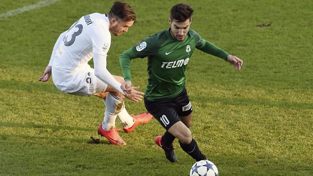 Zleva Lukáš Budínský z Karviné a Michal Trávník z Jablonce. Zleva Lukáš Budínský z Karviné a Michal Trávník z Jablonce.