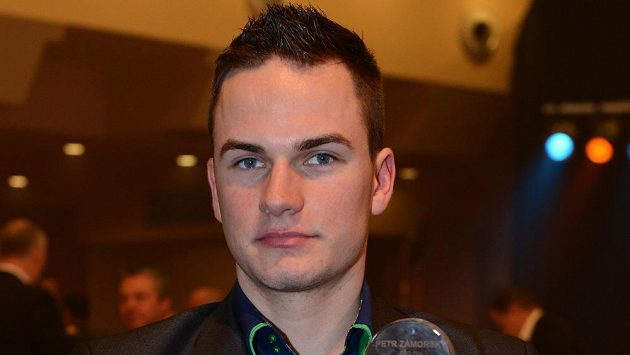 Obránce Petr Zámorský s cenou pro nejlepšího obránce extraligové sezóny. Obránce Petr Zámorský s cenou pro nejlepšího obránce extraligové sezóny.