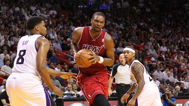 Chris Bosh z Miami proniká obranou Sacramenta. Chris Bosh z Miami proniká obranou Sacramenta.