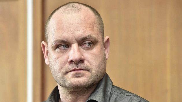 Před olomouckým okresním soudem stanul bývalý německý hokejový reprezentant Daniel Kunce obžalovaný z toho, že loni v prosinci v opilosti ve vysoké rychlosti havaroval v Olomouci. Při nehodě zemřela mladá spolujezdkyně. Před olomouckým okresním soudem stanul bývalý německý hokejový reprezentant Daniel Kunce obžalovaný z toho, že loni v prosinci v opilosti ve vysoké rychlosti havaroval v Olomouci. Při nehodě zemřela mladá spolujezdkyně.