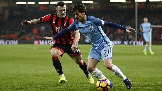 David Silva (vpravo) z Manchesteru City se snaží vyzrát na Jacka Wilsherea z Bournemouthu. David Silva (vpravo) z Manchesteru City se snaží vyzrát na Jacka Wilsherea z Bournemouthu.