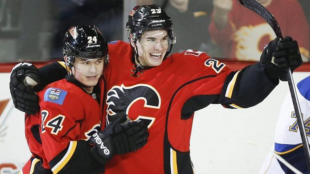 Útočník Jiří Hudler (vlevo) a jeho spoluhráč Sean Monahan slaví výhru Calgary v utkání se St. Louis Blues. Útočník Jiří Hudler (vlevo) a jeho spoluhráč Sean Monahan slaví výhru Calgary v utkání se St. Louis Blues.