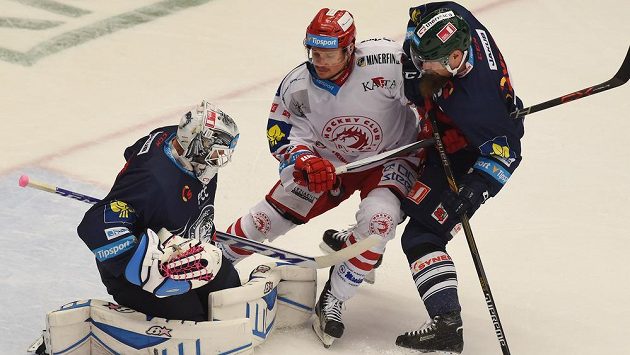 Zleva liberecký brankář Marek Schwarz, třinecký útočník Vladimír Dravecký a obránce Bílých Tygrů Jan Výtisk. Zleva liberecký brankář Marek Schwarz, třinecký útočník Vladimír Dravecký a obránce Bílých Tygrů Jan Výtisk.