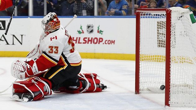 Brankář Calgary David Rittich během debaklu se St. Louis. Brankář Calgary David Rittich během debaklu se St. Louis.