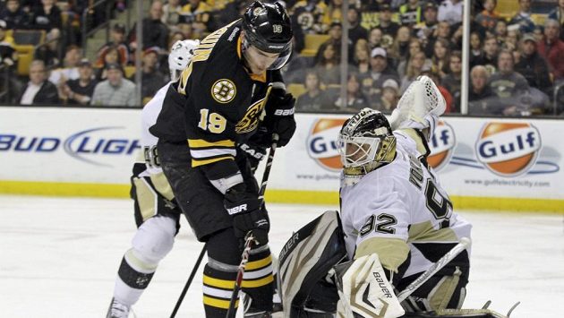 Bostonský útočník Seguin se snaží překonat českého strážce branky Pittsburghu Tomáše Vokouna. Bostonský útočník Seguin se snaží překonat českého strážce branky Pittsburghu Tomáše Vokouna.