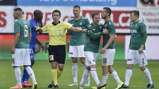 Hlavní rozhodčí Ondřej Pechanec během utkání Jablonce s Libercem. Hlavní rozhodčí Ondřej Pechanec během utkání Jablonce s Libercem.
