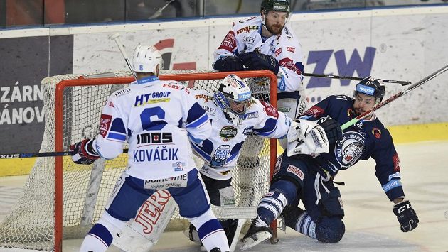 Brněnští obránci Jozef Kováčik a Michal Gulaši pomáhají brankáři Marku Čiliakovi při ataku libereckého Jakuba Valského. Brněnští obránci Jozef Kováčik a Michal Gulaši pomáhají brankáři Marku Čiliakovi při ataku libereckého Jakuba Valského.